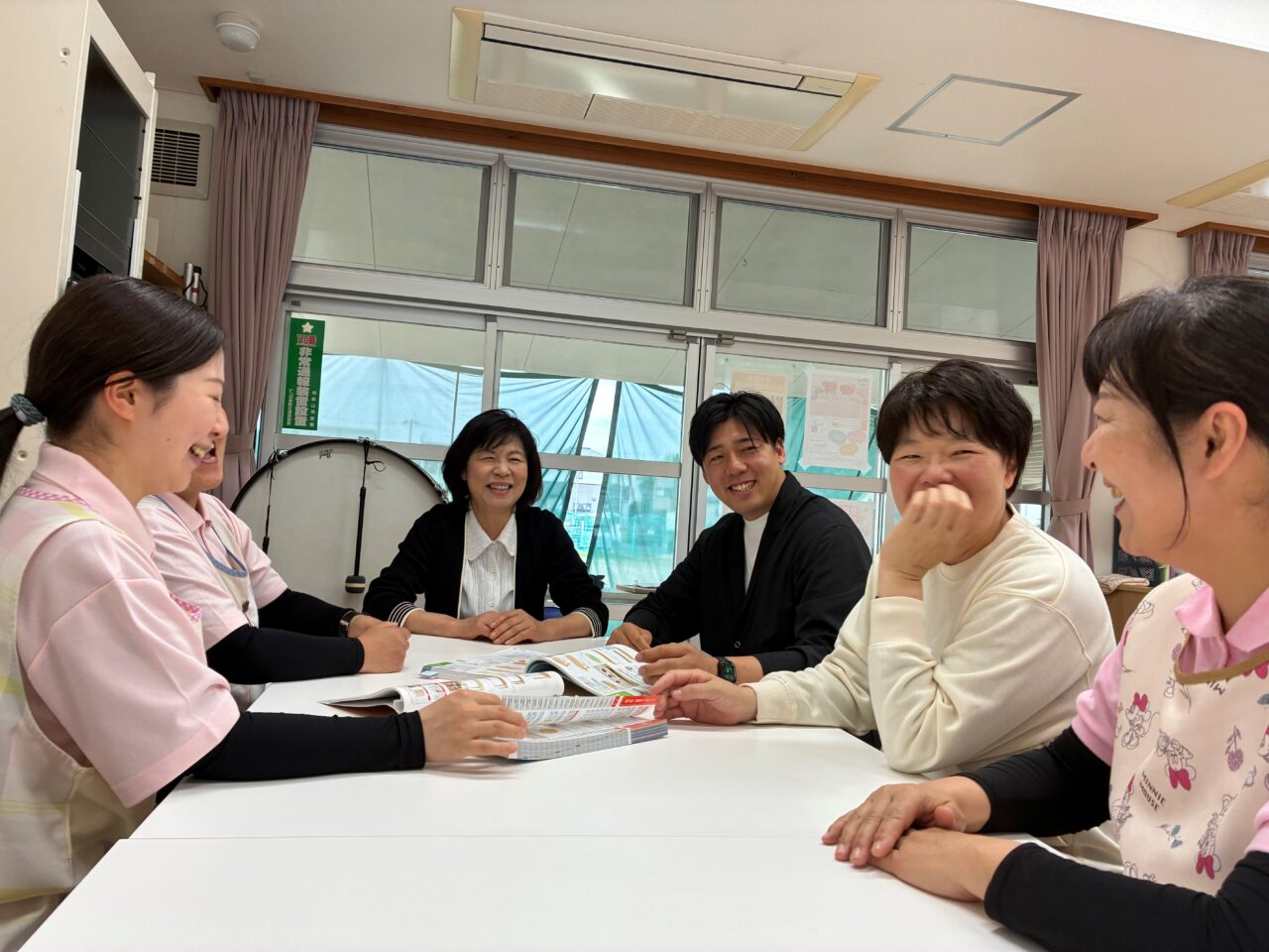 くまのの森こども園の先生方の話し合う様子の写真１