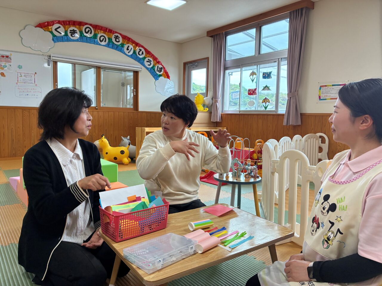 くまのの森こども園の先生方の話し合う様子の写真2