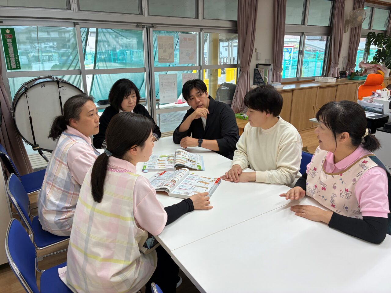 くまのの森こども園の先生方の話し合う様子の写真1