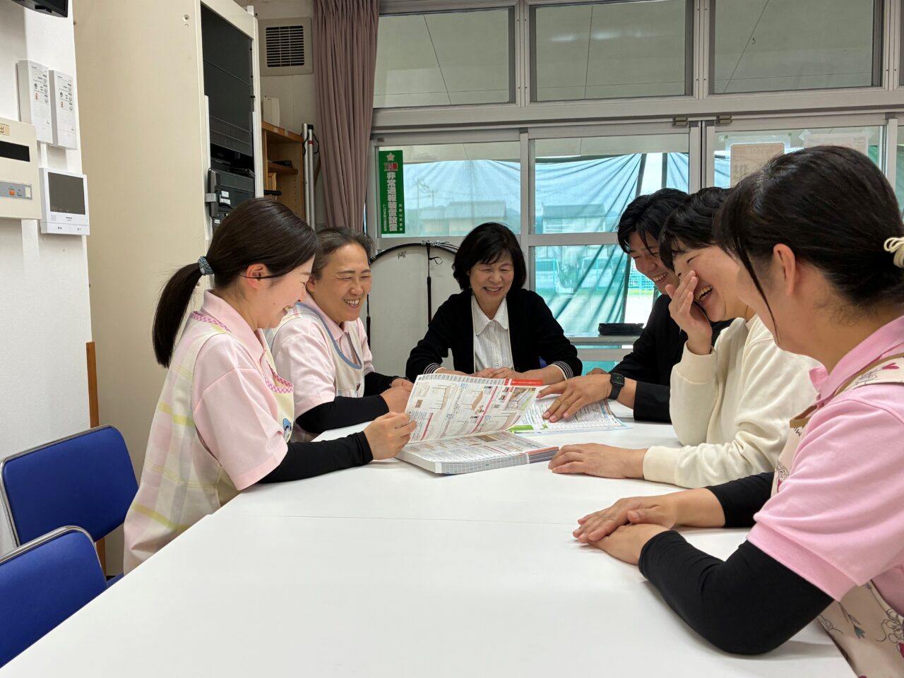 くまのの森こども園の先生方の話し合う様子の写真3