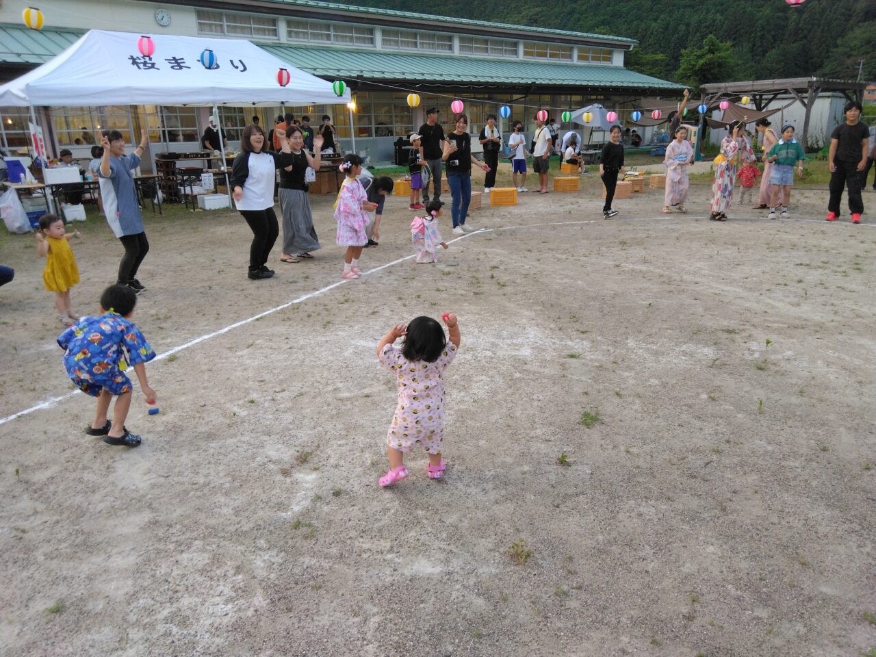 清水こども園の夕涼み会の写真です。清水まち音頭を踊っています。